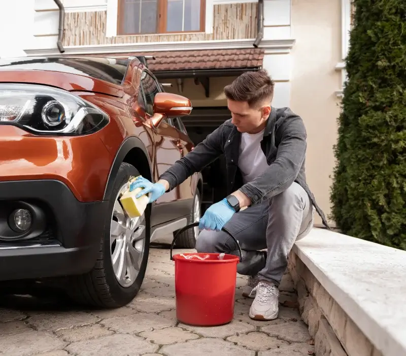 Lavage auto à domicile Peyrilhac : professionnel intervenant sur un véhicule